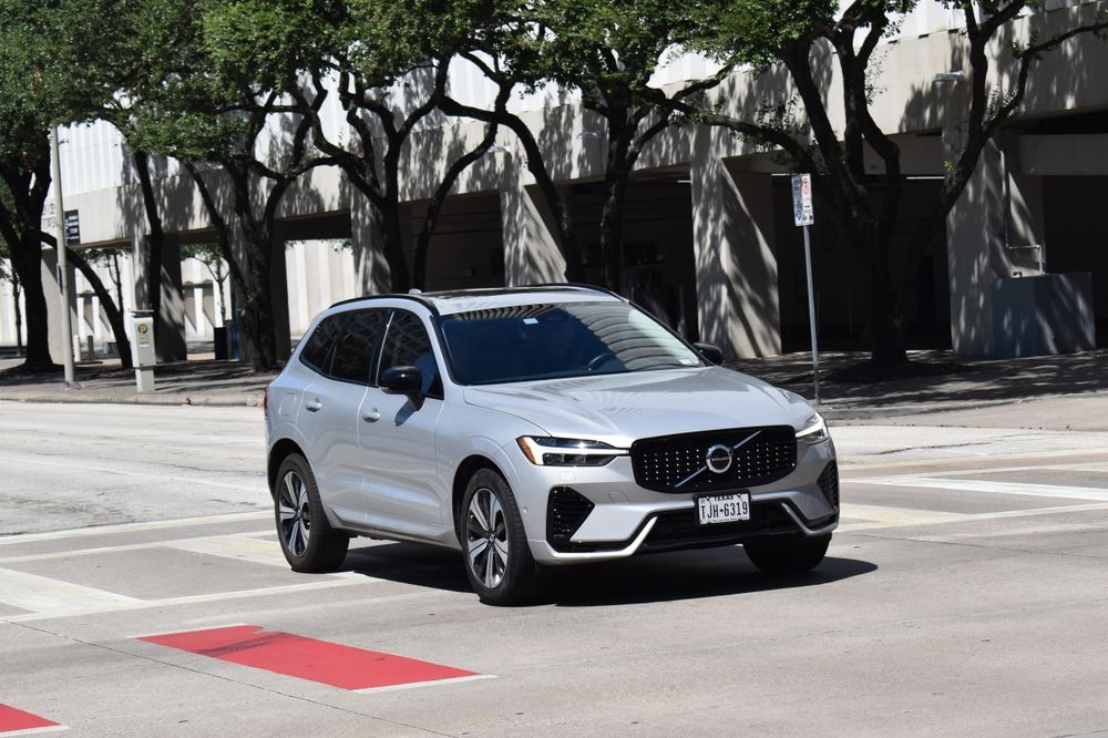 2025 Volvo XC60: Scandinavian Style Meets Plug-In Efficiency