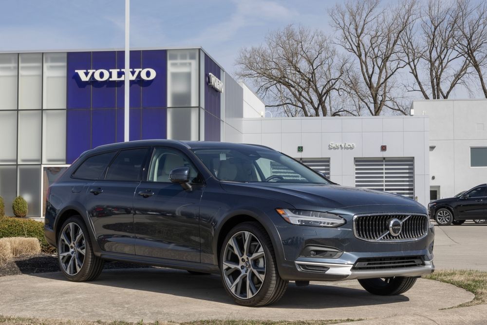 Volvo V90 Wagon Ushers in 2025 with Scandinavian Finesse
